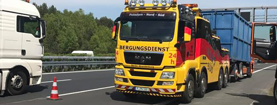 Truck recovery service Potsdam – heavy-duty recovery vehicle in 24/7 operation on the motorway