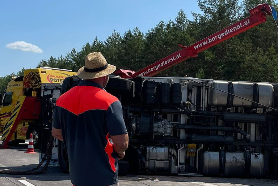 Schwerlastbergung eines umgestürzten LKW mit modernem Bergekran durch professionellen Abschleppdienst in Potsdam